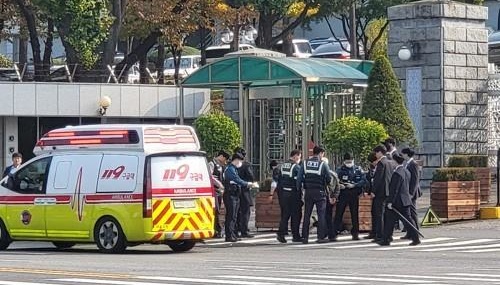 Біля офісу президента Південної Кореї чоловік із ножем напав на поліцейських