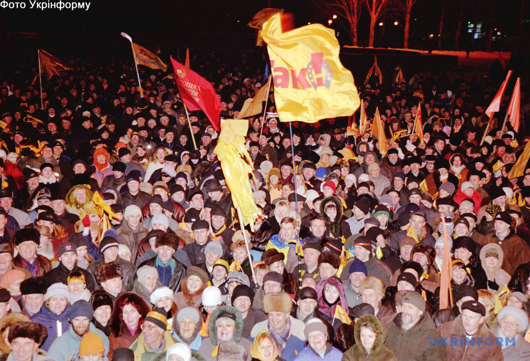 Масовий мітинг прихильників лідера опозиції Віктора Ющенка на Фестивальному майдані в центрі Запоріжжя, 26 листопада 2004 року. / Фото: Борис Дворний