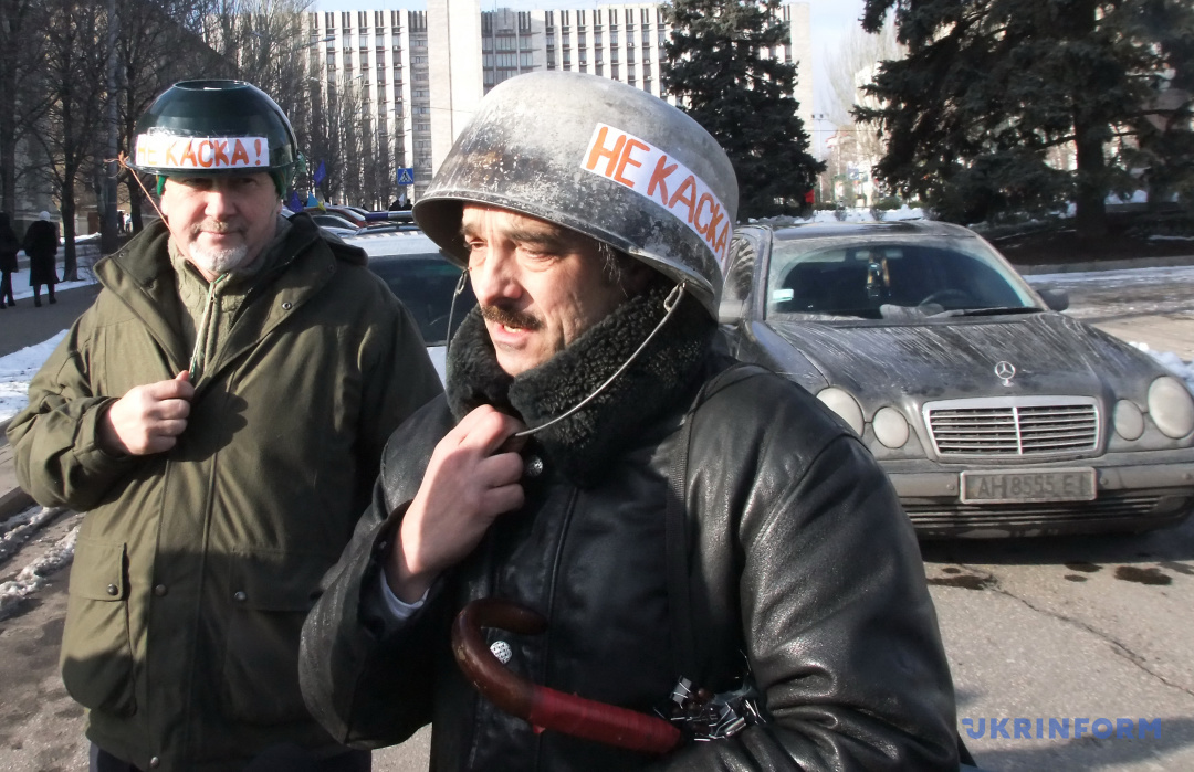 Активісти з казанками на голові, Донецьк, 19 січня 2014 року. / Фото: Юлій Зозуля