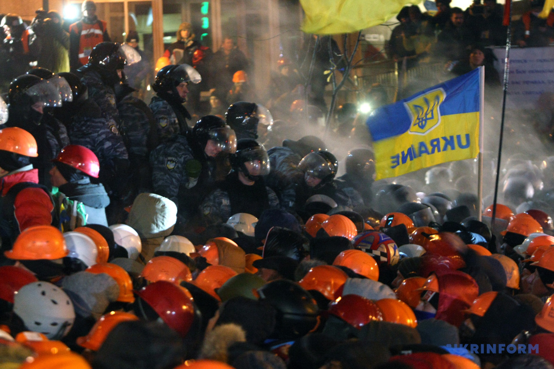 Правоохоронці штурмують барикади, встановлені учасниками мітингу на підтримку євроінтеграції України на вулиці Інститутській, Київ, 11 грудня 2013 року. / Фото: Вадим Грига