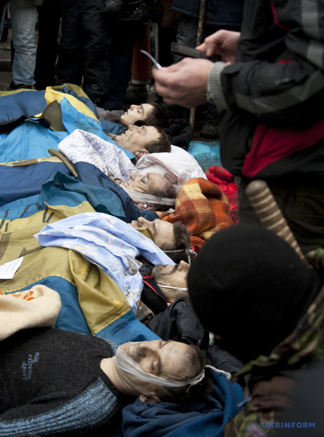 Тіла протестувальників, які загинули внаслідок вогнепальних поранень під час сутичок із правоохоронцями, лежать на Майдані Незалежності, Київ, 20 лютого 2014 року. / Фото: Олена Худякова