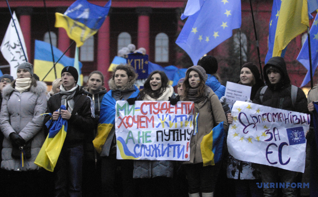 Studenten und Studentinnen ukrainischer Universitäten während einer Kundgebung zur Unterstützung der Unterzeichnung des Assoziierungsabkommens zwischen der Ukraine und der EU in der Nähe des Taras-Schewtschenko-Denkmals, Kyjiw, 28. November 2013. / Foto von Oleh Petrasjuk
