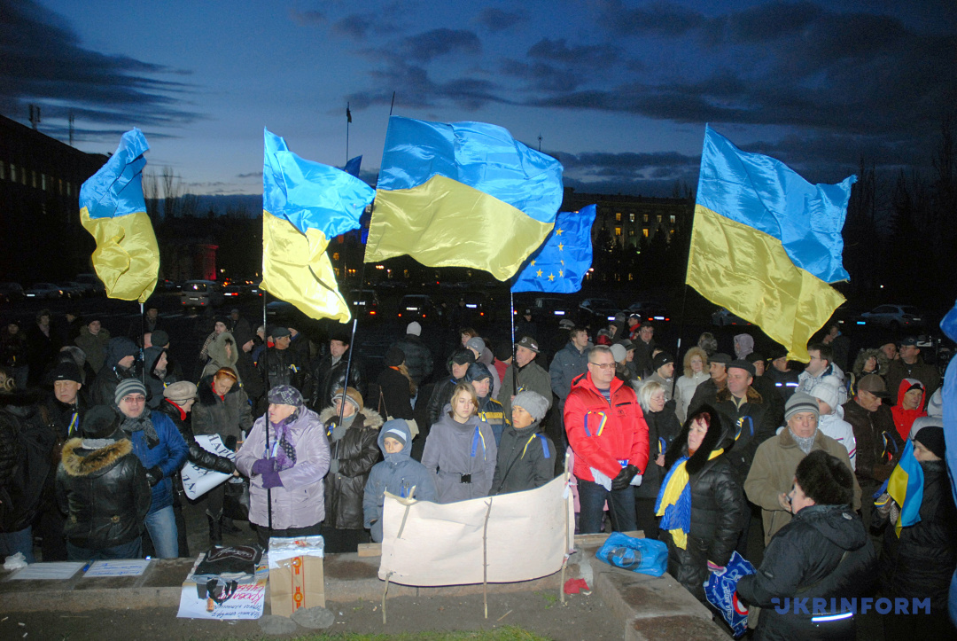 Befürworterinnen und Befürworter der europäischen Integration der Ukraine bei einer Kundgebung auf dem Lenin-Platz, Mykolajiw, 2. Dezember 2013. / Foto von Oleksandr Kremko
