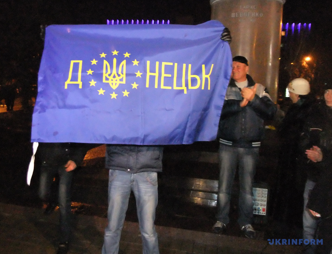 Teilnehmer einer Kundgebung zur Unterstützung der europäischen Integration der Ukraine in der Nähe des Taras-Schewtschenko-Denkmals, Donezk, 29. November 2013. / Foto von Julij Sosulja