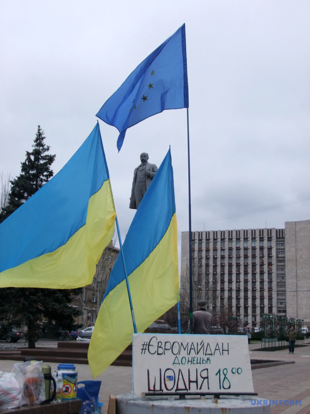 Flaggen der Ukraine und der EU in der Nähe des Taras-Schewtschenko-Denkmals während einer Kundgebung zur Unterstützung der europäischen Integration in Donezk, 27. November 2013. / Foto von Julij Sosulja