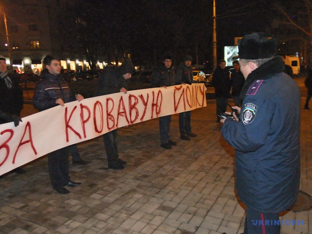Un policier près des participants à une action de protestation contre la dispersion d'une manifestation pacifique à Kyiv, Donetsk, le 2 décembre 2013. / Photo : Yuli Zozulia