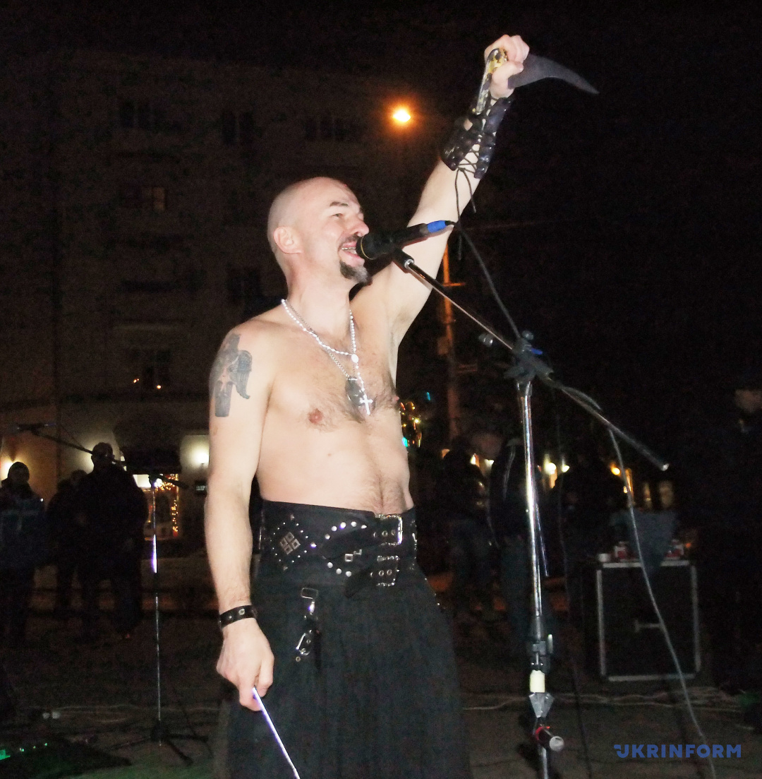 Le leader du groupe de rock « Haydamaky » Olexandr Yarmola lors d'une performance lors d'une manifestation en faveur de l'intégration européenne de l'Ukraine, Donetsk, le 12 janvier 2014. / Photo : Yuli Zozulia