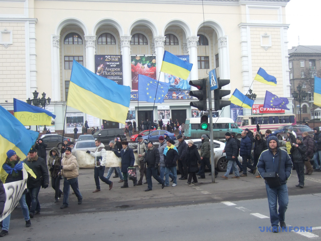 Activistes marchant du monument de Shevchenko au théâtre de marionnettes sur l'avenue Illich, Donetsk, le 5 janvier 2014. / Photo : Yuli Zozulia