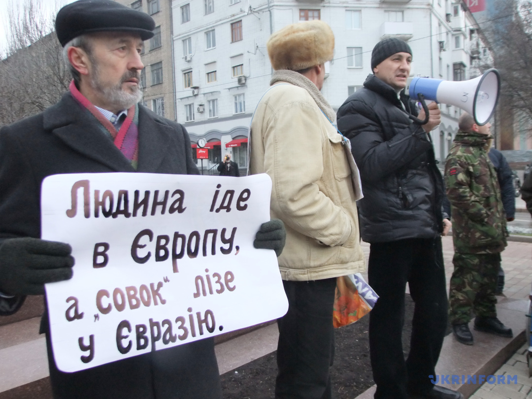 Aktivisten und Aktivistinnen marschieren vom Schewtschenko-Denkmal zum Puppentheater in der Iljitsch-Allee, Donezk, 5. Januar 2014. / Foto von Julij Sosulja