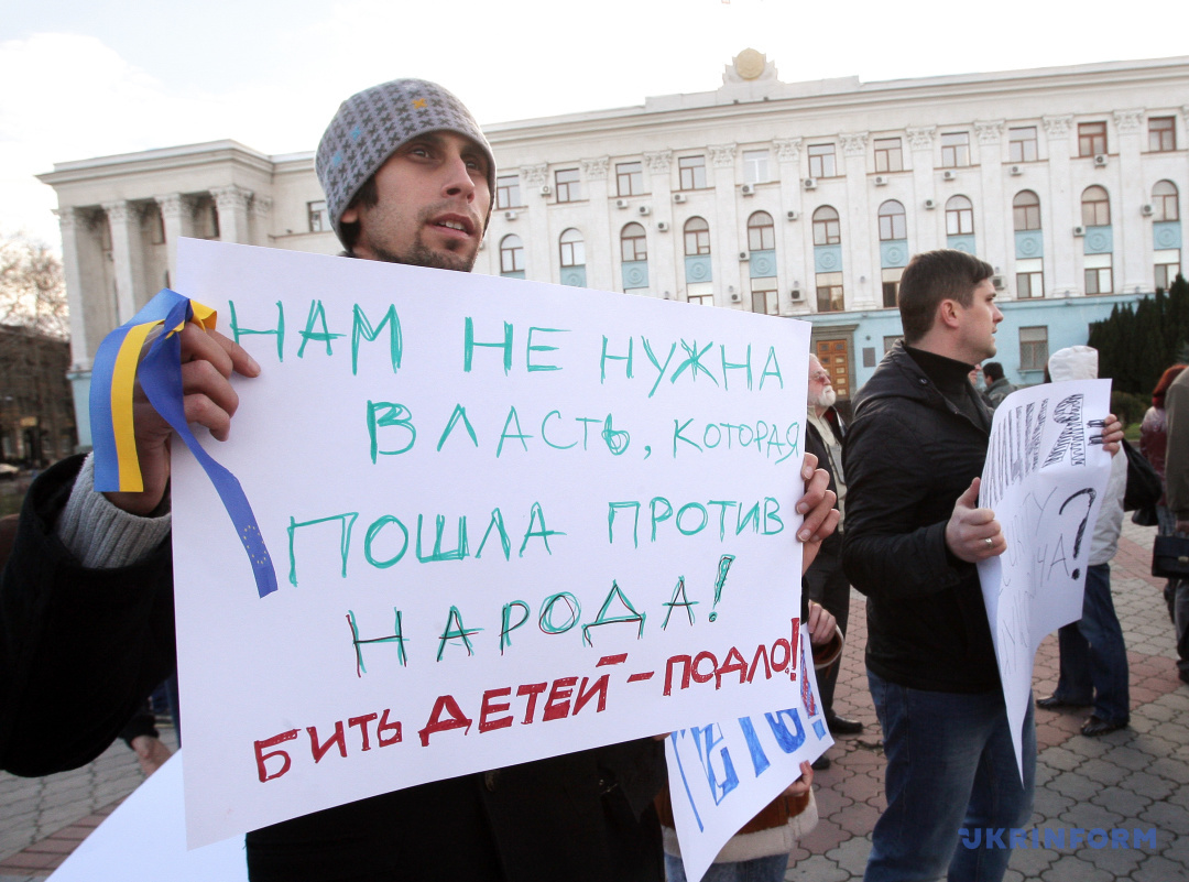Aktivisten während einer Kundgebung gegen den Niederschlag der Kundgebung zur Unterstützung der europäischen Integration der Ukraine in Kyjiw, Simferopol, Krim, 30. November 2013. / Foto von Arwidas Schemetas