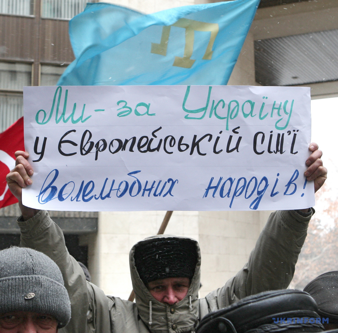  Mehr als tausend Menschen zogen mit Plakaten durch die Straßen zum Obersten Rat der Autonomen Republik Krim, Simferopol, Krim, 10. Dezember 2013. / Foto von Arwidas Schemetas