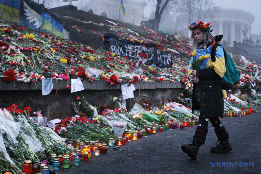 Une jeune fille porte des fleurs vers un mémorial improvisé en l'honneur des activistes décédés de l'Euromaidan dans la rue Instytutska, Kyiv, le 5 mars 2014. / Photo : Oleg Petrasyuk