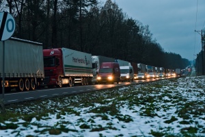 Manifestantes desbloquean el tráfico de camiones en la frontera con Eslovaquia