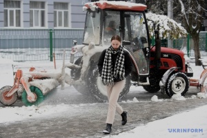 Снігопад у Києві: на дорогах працює понад 300 одиниць техніки