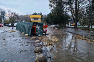 Негода в Криму: перекриті траси, затоплені набережні, є загиблі
