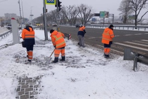 У Києві триває прибирання снігу й обробка доріг протиожеледними засобами