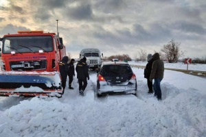 Негода в Україні: перекриті вісім доріг, є знеструмлення в 12 областях