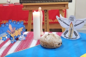 Українці в ОАЕ вшанували памʼять жертв Голодомору літургією та зустріччю з письменницею