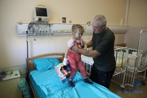 З лікарні виписали 4-річну дівчинку, якій із серця дістали уламок російської міни