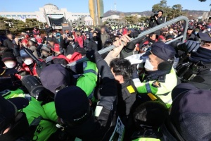 У Сеулі протестували через заборону собачого м'яса - сталися сутички між фермерами і поліцією