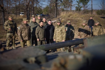 Zelensky visita uno de los centros de formacion de las unidades de las tropas de misiles y artillería