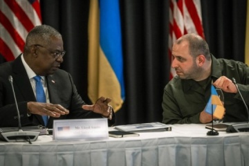 Ukraine, U.S. defense chiefs talk war developments