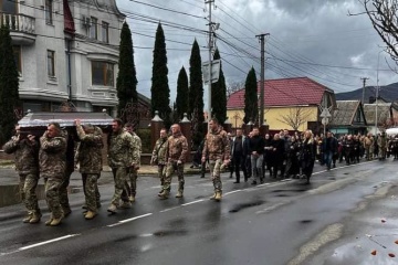 ウクライナ軍第１２８旅団の軍人の告別式がザカルパッチャ州で開催