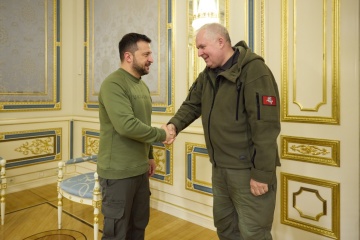 Zelensky aborda con el ministro de Defensa de Lituania el envío de vehículos blindados de evacuación médica al frente