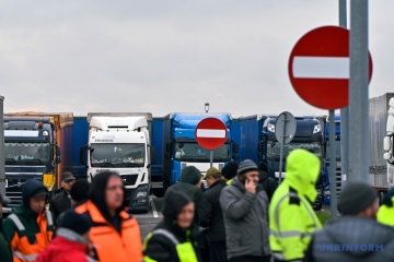 Slovak carriers threaten to block border for Ukrainian trucks from Friday