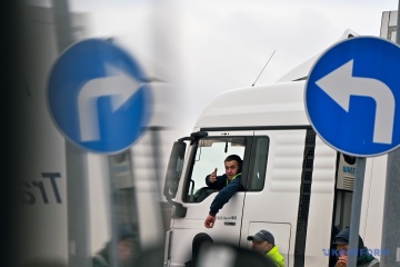 Romanian farmers again block truck traffic at border with Ukraine