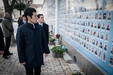日本の辻副外相と岩田経済産業相、キーウでウクライナ戦没者に献花