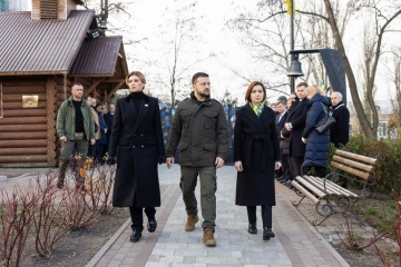 Volodymyr Zelensky, son épouse et la présidente moldave, Maia Sandu, ont honoré les Ukrainiens tués lors des manifestations de la révolution de Maïdan