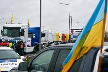 Transportistas ucranianos inician una protesta en la frontera en respuesta a los manifestantes polacos