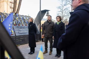 Ukrainian, Moldovan presidents honor those killed during Revolution of Dignity