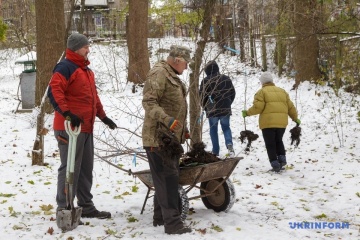 Les personnes déplacées de Marioupol ont planté des arbres à Kyiv