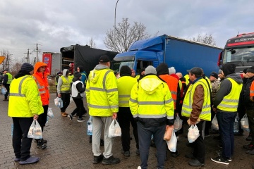 Entregados alimentos y medicamentos a camioneros atrapados en la frontera entre Polonia y Ucrania
