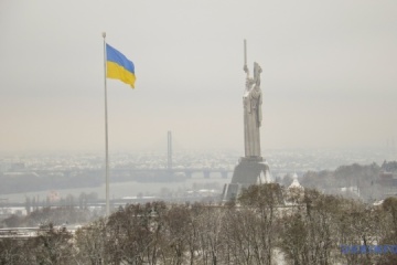 In Kyiv, bad weather damages country's largest flag
