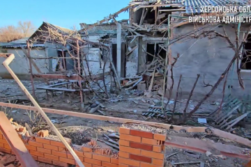 Les autorités ukrainiennes ont publié une vidéo montrant les conséquences d’une frappe nocturne russe sur Kherson 