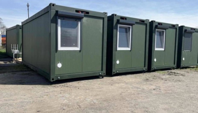 Ministry of Defense hands over air-conditioned housing modules with showers to military