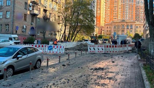 У Печерському районі сталася аварія на тепломережі, на вулиці Діловій тимчасово обмежили рух