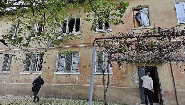 Russian troops shell center of Kherson, injured reported