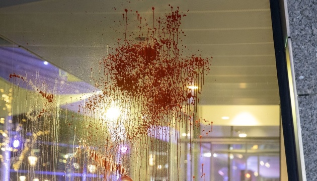 Поліція Амстердама затримала вандалів, які облили червоною фарбою кілька музеїв