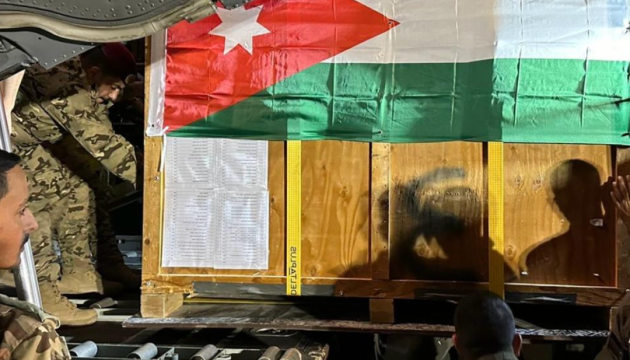 Військові Йорданії на парашутах доставили меддопомогу в сектор Гази