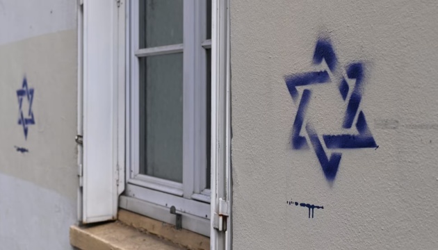 У Франції заявили, що російські боти розганяли в мережі фото графіті із зірками Давида