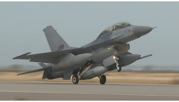 Україна отримала від Чехії перший тренажер винищувача F-16 - Повітряні сили
