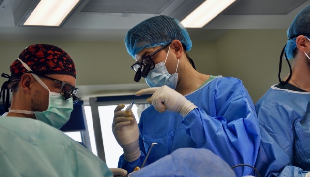 У Львові відомий хірург із Нью-Йорка провів низку реконструктивних операцій