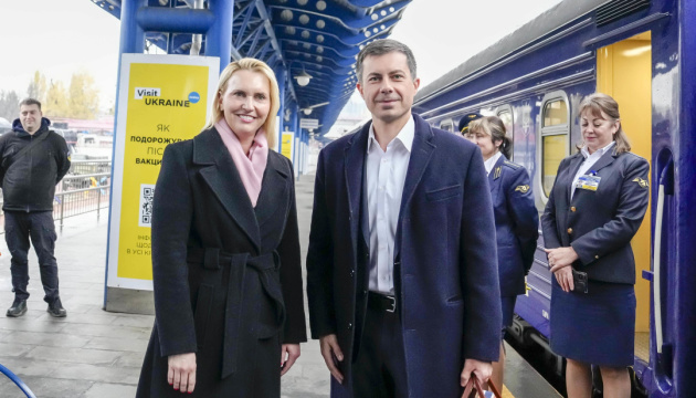 US Secretary of Transportation arrives in Kyiv