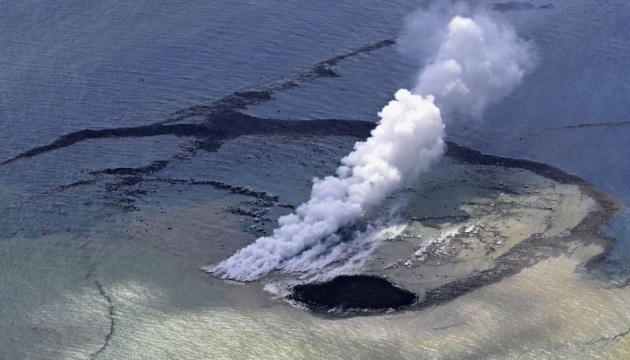 Поблизу Японії після підводного виверження вулкана утворився острів
