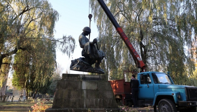 У Львові демонтували радянські скульптури з Пагорбу слави