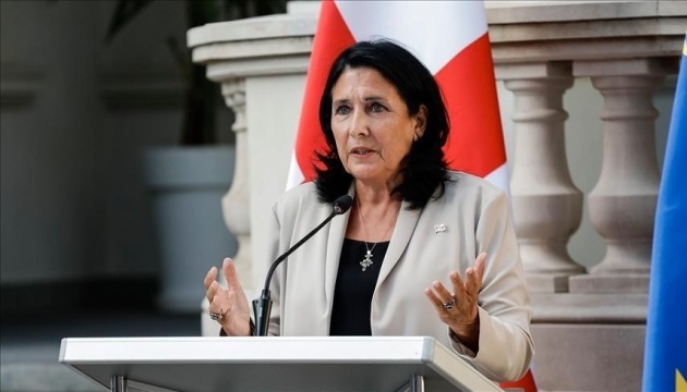 Президентка Грузії знову без погодження з урядом вирушила у закордонну поїздку